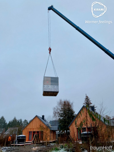 Franken Spa | Fliegende Gartensauna - mit einem Kran können die Module an schwierig zugängliche Stellen gehoben werden, z. B. über Gebäude.. | Kirami