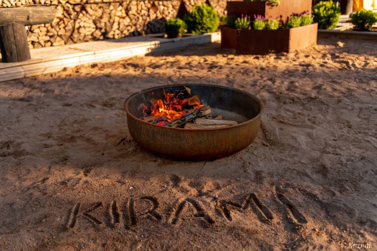 Ein kleines Feuer kann auch im Roasty Boss -Grill entzündet werden​​​​​​​ | Kirami