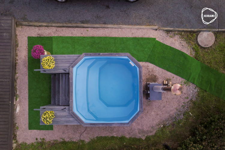 Als Badefass wurde das würfelförmige Modell Grandy ausgewählt​​​​​​​ | Kirami