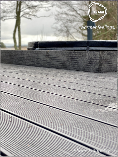 Minna Haapakoski | Das Badefass wurde in die untere Terrasse des Ferienhauses integriert, von wo aus man über drei Stufen auf die obere Terrasse gelangt | Kirami