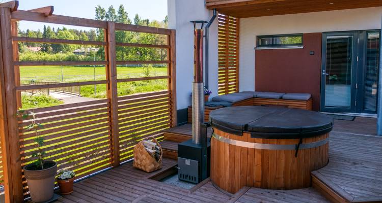 Das Badefass kann in die Terrasse eingelassen werden | Kirami