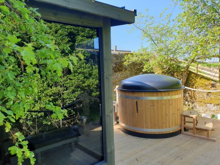 Bild: Wood Fired Hot Tubs by The Log Company | Sauna und Badefass sind eine unschlagbare Kombination | Kirami