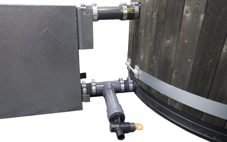 Mit Hilfe einer Zwischenraumbrücke für den Außenofen wird die Installierung des Badefasses auf der Terrasse leichter | Kirami 