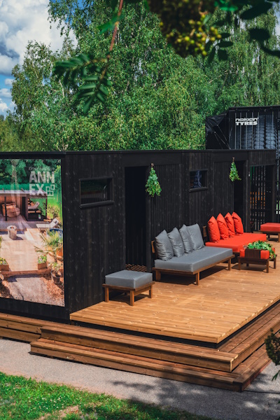 Überdachte Terrassen im nordischen Design erweitern Ihren Außenbereich | Kirami Außensaunen