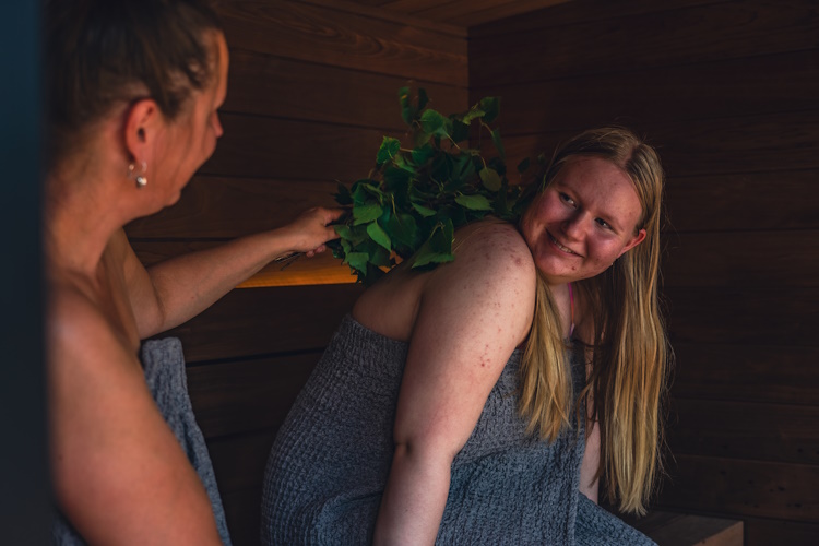 Die Kirami FinVision® -Sauna ist sowohl einladend als auch praktisch gestaltet | Kirami-Außensauna