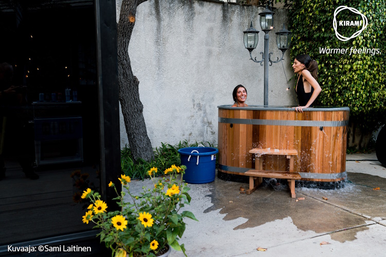 Jeder, der wollte, konnte auch die Sauna, die Dusche und das Badefass ausprobieren, und es gab viele, die das wollten!  | Kirami