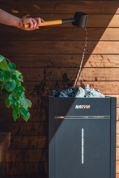 Genießen Sie die Wärme der Aufgüsse in der Kirami-Außensauna | Finnische Gartensauna