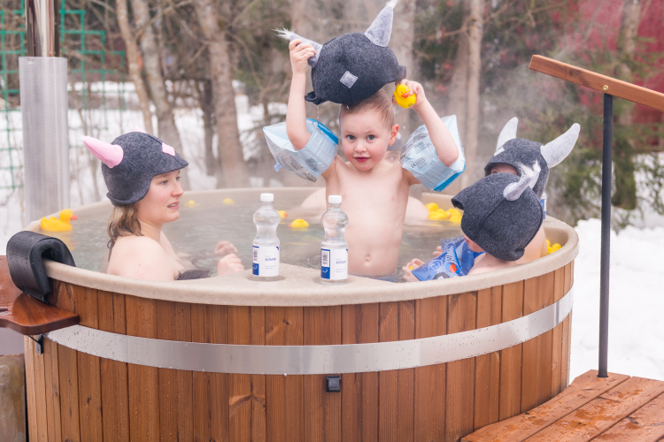 Saunominen on nykyään rentoutumista pidemmän kaavan mukaan: saunotaan, kylvetään paljussa ja grillataan | Kirami