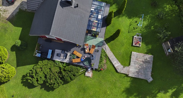 Kylpytynnyri on aurinkoterassin kulmassa