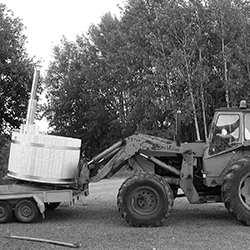 Kirami bezog neue Räumlichkeiten in Kiikka und erweiterten unser Angebot. Die Produktionskapazität steigerten wir bald darauf mit weiteren Geschäftsstellen. Als Ergebnis der Produktentwicklung fertigte das Unternehmen neben Fichtenholz- und Aluminiumbecken auch Badefässer aus Thermoholz. Dank der zielstrebigen Entwicklungsarbeit wurde Kirami zum Bahnbrecher holzbefeuerter Öfen. Die Firma gelangte an die Spitze in ihrer Branche.
