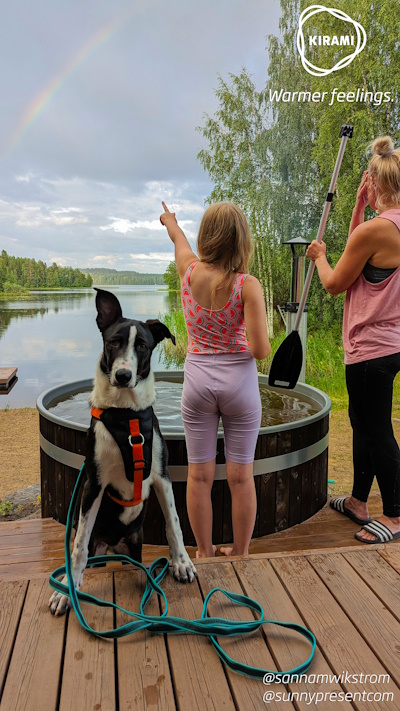Es ist toll, den Regenbogen zu bewundern, während man das Badefass befüllt. Aber was bewundert Maggie, der Hund? | Kirami