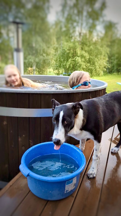 Kirami | Die Kinder genießen Regentage im Badefass, während Maggie von ihrem eigenen Badefass träumt.