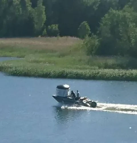 Die Badefasstransporte werden auch von einem Kran und einem Helikopter unterstützt | Kirami