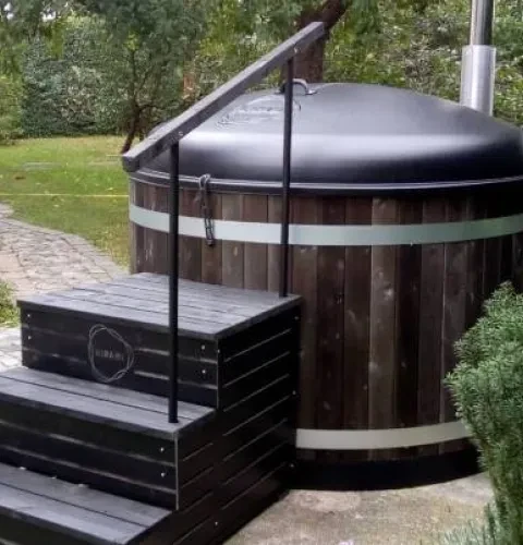 Am richtigen Ort krönt das Badefass den Garten | Kirami