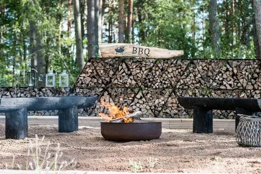 Der Roasty Boss Grill, der als Feuerstelle und Grill genutzt werden kann.