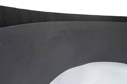 Zusatzisolierung für den Zwischenraum zwischen dem Innenbecken und den Paneelen.