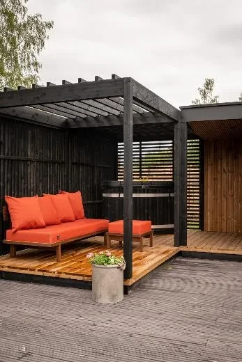 Kirami FinVision® - Pergola Misty, mit einen hübschen Sofa.