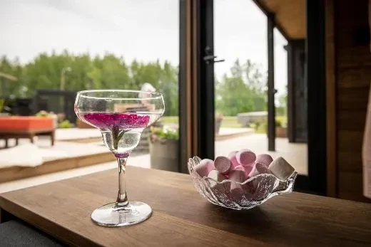 Die großen Fenster der Lounge verbinden Sie mit der Natur | Kirami FinVision® -lounge M Misty