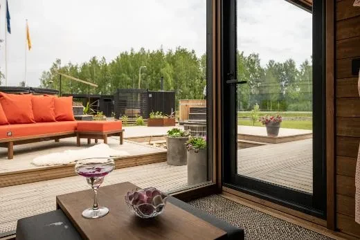 Die großen Fenster der Lounge bringen die Natur direkt in Ihre Nähe | Kirami FinVision® -lounge M Misty.