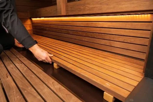 Kirami FinVision® -Sauna M Misty - die Bänke lassen sich zum Reinigen einfach hochklappen.